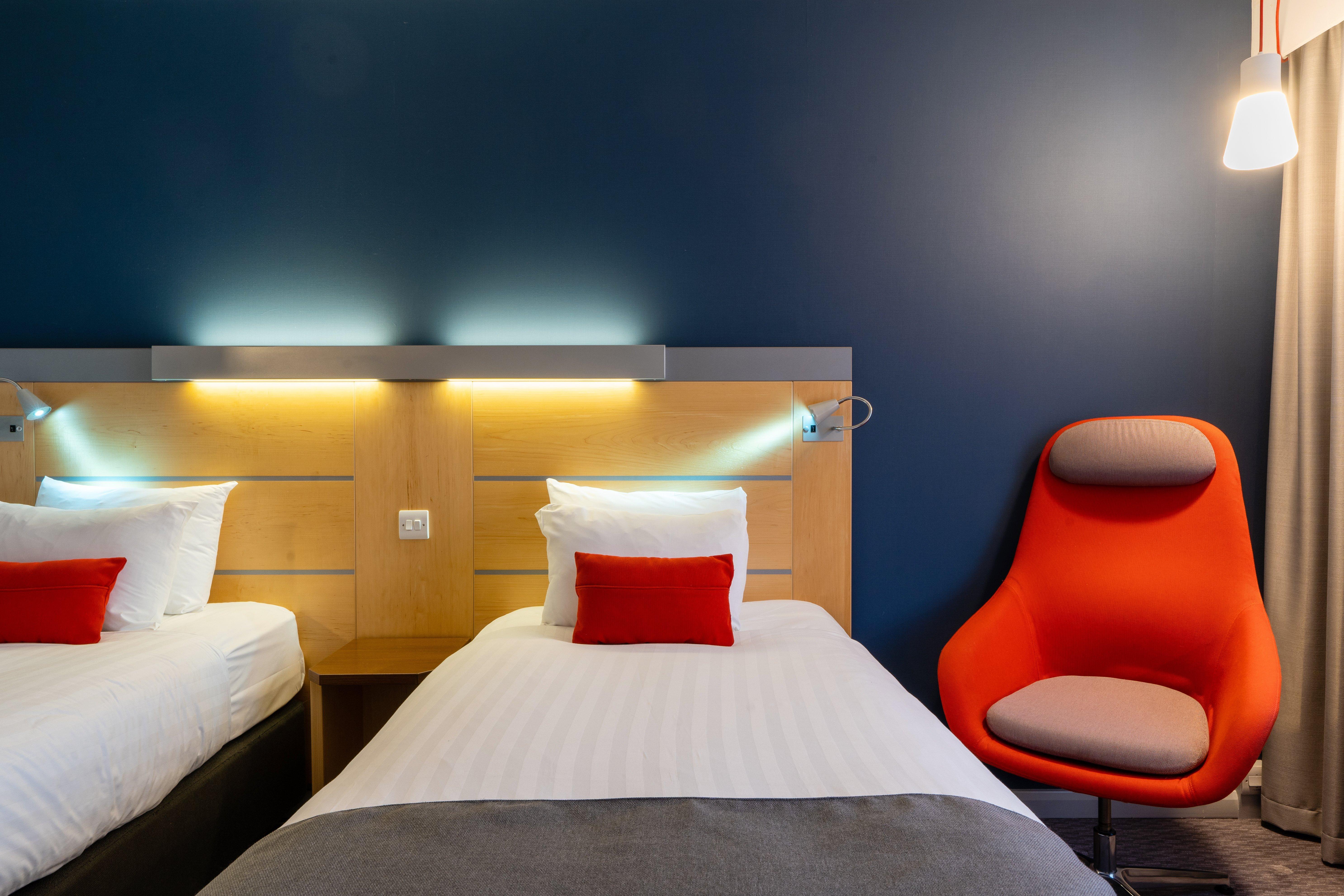 Holiday Inn Express Dundee By Ihg Exterior photo
