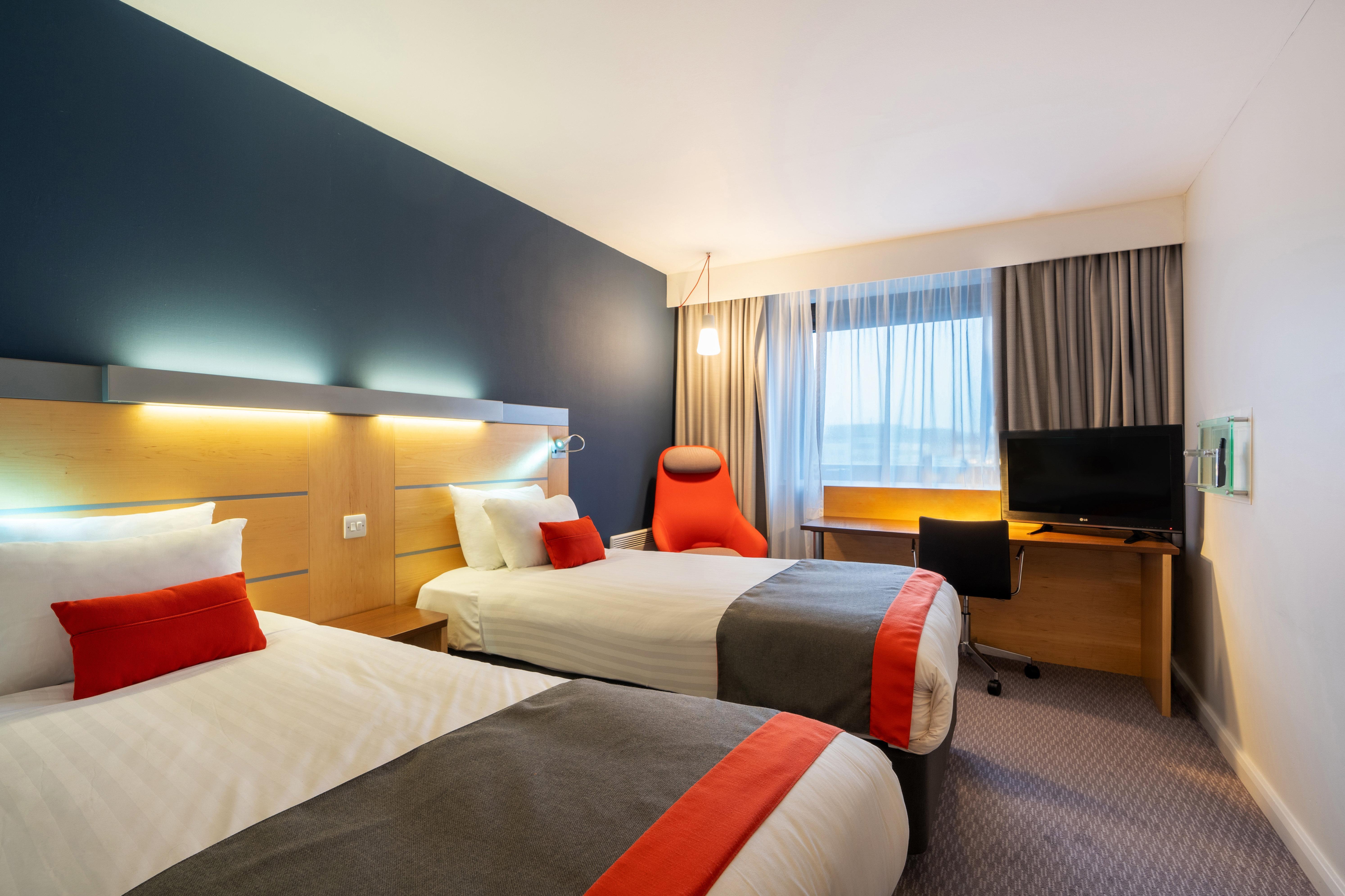 Holiday Inn Express Dundee By Ihg Exterior photo